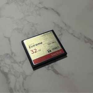 SanDisk Extreme 32GB Memory Card - Black and Gold